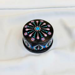 Boîte à bijou Rêve boréal par Dotty Joyous Things sur Wimzzi, petit écrin noir décoré à la main en pointillisme rose, bleu et vert, rangement bijou poétique, cadeau original pour bague, collier ou souvenir précieux / Juwelendoosje Rêve boréal van Dotty Joyous Things op Wimzzi, klein zwart doosje handbeschilderd met roze, blauwe en groene stippenkunst, poëtische juwelenopberger en origineel cadeau / Rêve boréal jewellery box by Dotty Joyous Things on Wimzzi, small black case hand-painted with pink, blue and green dot art, poetic jewellery storage and original gift for rings, necklaces or keepsakes