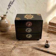Photo de l'article Mini-commode upcyclée - La Petite Étoile Noire
