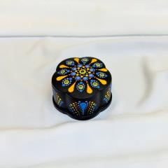 Boîte à bijoux Nox par Dotty Joyous Things sur Wimzzi, création artisanale en pointillisme de Marie Maerevoet, petit écrin noir décoré à la main, cadeau original pour bijoux, bagues, souvenirs et petits trésors / Juwelendoosje Nox van Dotty Joyous Things op Wimzzi, artisanale stippenkunst van Marie Maerevoet, klein zwart handgedecoreerd doosje, origineel cadeau voor juwelen, ringen en herinneringen / Nox jewellery box by Dotty Joyous Things on Wimzzi, artisan dot painting by Marie Maerevoet, small black hand-decorated case, original gift for jewellery, rings and keepsakes