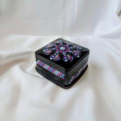 Dot Painting Boîte à bijoux Améthyste sur Wimzzi, petit écrin noir décoré à la main avec motifs colorés, rangement élégant pour bague, collier ou trésor précieux, cadeau original et raffiné / Juwelendoosje Améthyste op Wimzzi, zwart doosje handgedecoreerd met kleurrijke motieven, elegante opberger voor ring, ketting of kleine schat, origineel en verfijnd cadeau / Amethyst jewellery box on Wimzzi, small black case hand decorated with colourful details, elegant storage for rings, necklaces or precious keepsakes, original refined gift