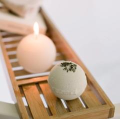 Bombe de bain eucalyptus – fraîcheur intense et détente musculaire / Eucalyptus bruisbal – fris en ontspannend / Eucalyptus bath bomb – fresh and muscle-soothing