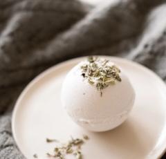 Bombe de bain lavande – apaisante et naturelle, idéale avant le coucher / Lavendel bruisbal – rustgevend en natuurlijk / Lavender bath bomb – soothing and perfect before bedtime