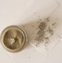 Masque Detox argile verte et citron – purifie, resserre les pores et rafraîchit / Detoxmasker groene klei en citroen – reinigend en verfrissend / Green clay & lemon detox mask – purifying and refreshing