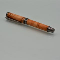 Picture of the product Handcrafted yew wood fountain pen