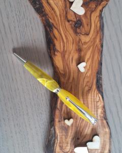 Photo de l'article Stylo artisanal en résine jaune