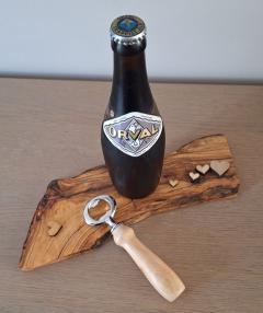 Foto van het artikel Handgemaakte flesopener van lokaal hout.