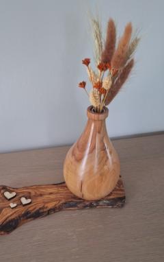 Foto van het artikel Handgedraaide vaas van lokaal hout.