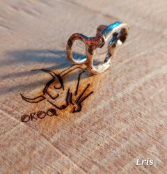 Bague artisanale Loki – courbes audacieuses pour esprits libres / Handgemaakte Loki ring – voor vrije geesten / Loki ring – bold shape for free spirits