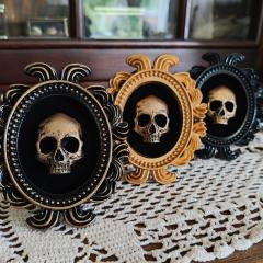 Petit cadre macabre fait main par Amandine sur Wimzzi, décoration murale artisanale belge avec crâne doré, création 3D personnalisée, objet gothique unique, cadeau original pour fan de fantastique, pop culture et cabinet de curiosités. / Klein macaber kadertje handgemaakt door Amandine op Wimzzi, Belgische artisanale wanddecoratie met gouden schedel, gepersonaliseerde 3D-creatie, uniek gothic object en origineel cadeau voor fans van fantasy, popcultuur en curiosa. / Small handmade macabre frame by Amandine on Wimzzi, Belgian artisan wall decoration with golden skull, personalised 3D creation, unique gothic decor and original gift for fantasy, pop culture and cabinet of curiosities lovers.