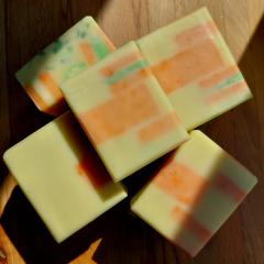 Savons clémentine monoï Anaka Soap faits main, savons artisanaux parfumés aux notes exotiques, idée cadeau bien-être et soin du corps belge / Handgemaakte clementine-monoi zeep van Anaka Soap, geparfumeerde ambachtelijke zeep met exotische toetsen, wellness cadeau en Belgische lichaamsverzorging / Handmade clementine monoi soaps by Anaka Soap, scented artisan soaps with exotic notes, wellness gift and Belgian body care