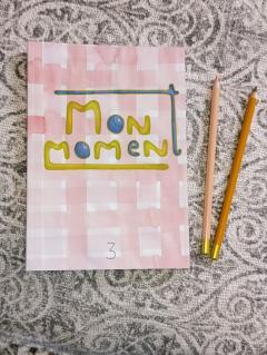 Carnet Mon Moment tome 3 à couverture rose, journal personnel créatif pour écrire ses pensées et s’accorder une pause, cadeau bien-être à offrir / Mon Moment deel 3 schrift met roze kaft, creatief persoonlijk dagboek om gedachten te schrijven en tijd voor jezelf te nemen, wellness cadeau / Mon Moment volume 3 pink notebook, creative personal journal for writing thoughts and enjoying a mindful break, wellbeing gift to offer