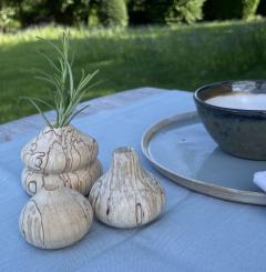 Trio de petits vases en bois avec fleurs séchées, centre de table naturel et artisanal pour décoration de repas, mariage, fête ou maison / Trio kleine houten vaasjes met droogbloemen, natuurlijke ambachtelijke tafeldecoratie voor diner, huwelijk, feest of interieur / Trio of small wooden vases with dried flowers, natural artisan centrepiece for dinner table, wedding, celebration or home decor