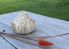 Petit vase en bois naturel chauffé pour fleur séchée, décoration de table artisanale au style organique, idée cadeau déco originale pour la maison / Kleine vaas in natuurlijk gebrand hout voor droogbloemen, ambachtelijke tafeldecoratie met organische uitstraling, origineel decoratiecadeau voor thuis / Small natural heated wood vase for dried flowers, artisan table decoration with organic design, original home decor gift idea
