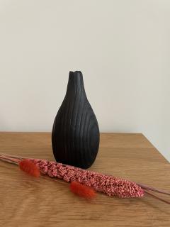 Petit vase noir en bois brûlé forme goutte, décoration artisanale pour fleurs séchées, cadeau déco original pour maison et intérieur contemporain / Kleine zwarte vaas in gebrand hout in druppelvorm, ambachtelijke decoratie voor droogbloemen, origineel wooncadeau voor een modern interieur / Small black burnt wood drop-shaped vase, artisan decor for dried flowers, original home decoration gift for contemporary interiors