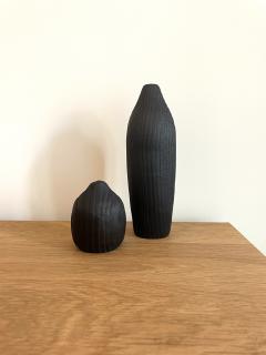 Duo de soliflores en bois brûlé noir, petits vases décoratifs au design minimaliste et naturel pour fleurs séchées, décoration intérieure originale et idée cadeau maison / Duo zwarte gebrande houten soliflores, kleine decoratieve vaasjes met minimalistisch natuurlijk design voor droogbloemen, originele woondecoratie en cadeau-idee / Pair of black burnt wood bud vases, minimalist natural decorative vases for dried flowers, original home decor and unique housewarming gift idea
