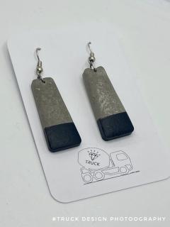 Boucles béton noires minimalistes, élégance brute et urbaine / Zwarte betonnen oorbellen, strak en stijlvol / Minimalist black concrete earrings, raw and urban style