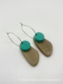 Créoles béton et turquoise, contraste frais et design audacieux / Oorbellen in beton en turquoise, frisse en gedurfde combinatie / Concrete and turquoise earrings, bold and fresh contrast