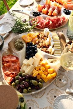 Grand plateau apéro XL Soleil garni de tapas, fromages, charcuterie, fruits et sauces, plateau apéritif compartimenté pour recevoir et partager un apéro convivial / Grote XL Soleil aperitiefschaal gevuld met tapas, kaas, charcuterie, fruit en dips, serveerschaal met vakken voor een gezellig aperitief / Large XL Soleil aperitif platter filled with tapas, cheese, charcuterie, fruit and dips, sectioned serving platter for entertaining and sharing