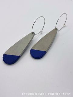 Boucles béton bleu outremer, look graphique et contemporain / Betonnen oorbellen in blauw, grafisch en modern / Ultramarine blue concrete earrings, graphic and modern look