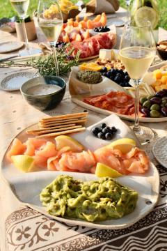 Plateau apéro blanc artisanal pour tapas, fromage, charcuterie et amuse-bouches, plat de présentation original pour apéritif, réception et table festive / Ambachtelijke witte aperitiefschaal voor tapas, kaas, charcuterie en hapjes, originele serveerschaal voor aperitief, feest en gezellige tafel / Handmade white aperitif platter for tapas, cheese, charcuterie and finger food, original serving tray for entertaining and festive table