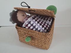 Princesse aux deux pois, poupée au crochet dans son panier avec couverture, création textile faite main inspirée du conte, cadeau original pour enfant / Prinses op de twee erwtjes, gehaakte pop in mandje met dekentje, handgemaakte textielcreatie geïnspireerd op een sprookje, origineel kindercadeau / Princess and the two peas crochet doll in basket with blanket, handmade fairytale-inspired textile creation and original gift for children