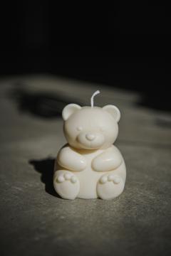Bougie sculptée Teddy Bear en forme d'ours blanc, bougie décorative artisanale pour chambre, décoration cocooning et idée cadeau originale pour naissance ou baby shower / Teddy Bear sculptuurkaars in de vorm van een witte beer, ambachtelijke decoratieve kaars voor kinderkamer, gezellige decoratie en origineel geboorte- of babyshowercadeau / Teddy Bear sculpted candle shaped like a white bear, artisan decorative candle for nursery decor, cosy original newborn or baby shower gift