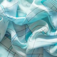 Étoffe de soie peinte à la main Bleu pastel, création textile aux nuances turquoise et bleu ciel, accessoire mode féminin élégant et unique / Handbeschilderde zijden stof Bleu pastel in turquoise en lichtblauwe tinten, unieke elegante creatie en modeaccessoire voor dames / Hand-painted Bleu pastel silk fabric in turquoise and sky blue tones, unique elegant textile creation and women's fashion accessory