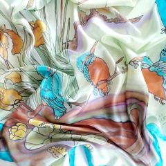 Soie peinte à la main avec martins-pêcheurs colorés, foulard artistique inspiré des oiseaux et de la nature, création textile unique aux couleurs lumineuses / Handbeschilderde zijde met kleurrijke ijsvogels, artistieke sjaal geïnspireerd door vogels en natuur, unieke textielcreatie met levendige kleuren / Hand-painted silk with colourful kingfishers, artistic scarf inspired by birds and nature, unique textile creation with vibrant colours