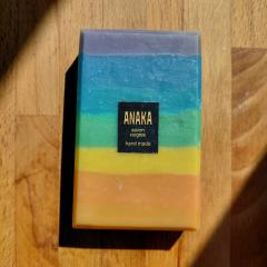 Savon artisanal arc-en-ciel Clémentine-Monoï saponifié à froid en Belgique, savon fait main coloré et original, idée cadeau belge / Ambachtelijke regenboogzeep Clementine-Monoï koud verzeept in België, kleurrijke handgemaakte zeep en origineel Belgisch cadeau / Belgian handmade rainbow Clementine-Monoi soap, cold-process artisan soap, colourful original Belgian gift