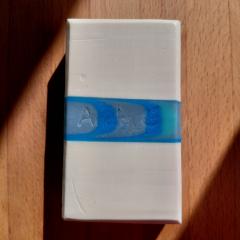 Savon naturel artisanal Lagon Lavande-Cèdre saponifié à froid, cosmétique fait main en Belgique aux nuances bleues / Natuurlijke ambachtelijke Lagoon Lavendel-Ceder zeep, koud verzeept en handgemaakt in België met blauwe tinten / Natural artisan Lagoon Lavender-Cedar soap, cold-process and handmade in Belgium with blue tones