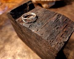 Bague en argent texturé posée sur enclume, artisanat brut et féminin / Zilveren ring met textuur op aambeeld, ruwe ambacht / Textured silver ring on anvil, raw handcrafted elegance