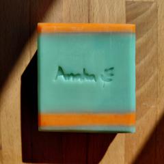 Savon rayé orange Clémentine-Monoï saponifié à froid, savon artisanal belge fait main turquoise et orange, idée cadeau originale / Gestreepte Clementine-Monoï zeep koud verzeept in België, turquoise-oranje handgemaakte ambachtelijke zeep, origineel cadeau / Striped Clementine-Monoi cold-process soap, Belgian handmade turquoise and orange artisan soap, original gift idea