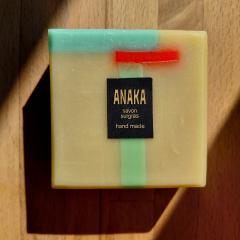 Savon Mondrian Clémentine-Monoï Anaka Soap fait main en Belgique, savon saponifié à froid au design graphique original, idée cadeau artisanale belge / Mondriaan Clementine-Monoï zeep van Anaka Soap, handgemaakt in België en koud verzeept, origineel grafisch design en uniek Belgisch cadeau / Anaka Soap Mondrian Clementine-Monoi soap, handmade and cold-process in Belgium, original graphic design and unique Belgian gift idea