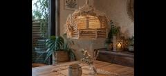 Lampe suspension en bois naturel dans un intérieur chaleureux, luminaire design pour créer une ambiance cocooning, décoration salon et salle à manger, éclairage artisanal original et pièce de caractère pour la maison sur Wimzzi / Hanglamp in natuurlijk hout in een warm interieur, designverlichting voor een gezellige sfeer, woondecoratie voor woonkamer en eetkamer, originele blikvanger op Wimzzi / Natural wood pendant lamp in a warm interior, designer lighting for a cosy atmosphere, living and dining room decor, original statement light for the home on Wimzzi