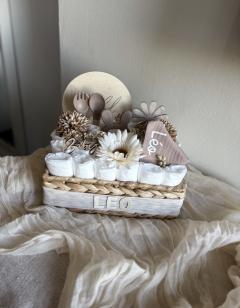 Panier cadeau naissance avec Pampers, peluche et accessoires pour nouveau-né, idée cadeau bébé originale, coffret baby shower prêt à offrir, cadeau jeune maman en Belgique / Geboortemand met Pampers, knuffel en babyaccessoires, origineel cadeau voor pasgeboren baby, babyshower geschenk en cadeau voor kersverse mama in België / Newborn gift basket with Pampers, soft toy and baby accessories, original baby gift, ready-to-give baby shower present and new mum gift in Belgium