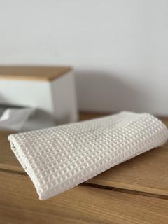 Torchon de vaisselle personnalisé avec prénom, cadeau maison original fait main en Belgique, linge de cuisine brodé, idée cadeau crémaillère, mariage ou famille, création personnalisée Made in Belgium / Gepersonaliseerde keukenhanddoek met naam, origineel handgemaakt cadeau uit België, geborduurd keukenlinnen, cadeau voor housewarming, huwelijk of familie, Made in Belgium / Personalized kitchen towel with name, original handmade Belgian gift, embroidered kitchen linen, housewarming, wedding or family gift, Made in Belgium