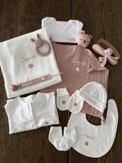 Baby box naissance fille avec accessoires bébé et essentiels Pampers, coffret cadeau nouveau-né rose, idée cadeau baby shower originale pour future maman, cadeau naissance personnalisé en Belgique / Babybox voor meisje met babyaccessoires en Pampers essentials, roze geboortebox, origineel babyshower cadeau voor toekomstige mama, gepersonaliseerd geboortecadeau uit België / Baby girl gift box with baby accessories and Pampers essentials, pink newborn hamper, original baby shower gift for mum-to-be, personalized Belgian birth gift