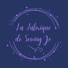 Logo de l'atelier de couture belge – La Fabrique de Sewing Jo, Marjorie Dozot à Gesves / Logo van het Belgische naaiatelier – La Fabrique de Sewing Jo, Marjorie Dozot in Gesves / Logo of the Belgian sewing workshop – La Fabrique de Sewing Jo, Marjorie Dozot in Gesves