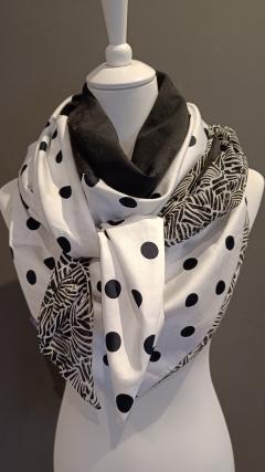 Picture of the product triangle scarf