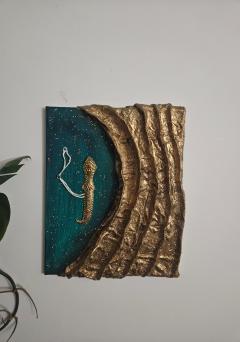 Décoration murale abstraite vert émeraude et doré faite main, création artistique contemporaine et idée cadeau originale pour amateur de déco / Handgemaakte abstracte wanddecoratie in smaragdgroen en goud, hedendaagse kunstcreatie en origineel cadeau voor interieurliefhebbers / Handmade abstract wall decor in emerald green and gold, contemporary art piece and original gift idea for home decor lovers