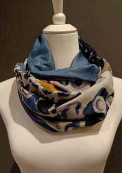 Accessoire mode femme bleu canard à imprimé élégant, tour de cou confortable pour automne-hiver et idée cadeau originale pour elle / Damesaccessoire in petrolblauw met elegante print, comfortabele colsjaal voor herfst-winter en origineel cadeau voor haar / Teal women’s fashion accessory with elegant print, cosy neck warmer for autumn winter and original gift idea for her