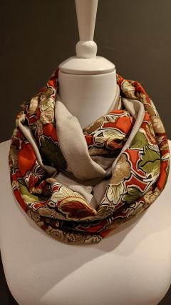 Tour de cou femme beige à motifs multicolores, snood double tour chic et confortable pour accessoiriser une tenue, cadeau mode original pour femme / Beige damescolsjaal met kleurrijke print, comfortabele dubbele snood als stijlvol modeaccessoire en origineel cadeau voor haar / Beige women’s neck warmer with colourful print, comfortable double-loop snood, stylish fashion accessory and unique gift for her
