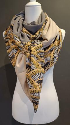 Grand foulard triangle XL réversible gris, beige et doré, étole femme élégante à nouer autour du cou, accessoire chic pour automne et idée cadeau / Grote omkeerbare driehoekssjaal in grijs, beige en goud, elegante damessjaal voor de herfst en stijlvol cadeau voor haar / XL reversible triangle scarf in grey, beige and gold, elegant women’s wrap for autumn styling and sophisticated gift for her