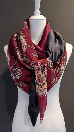 Foulard triangle XL réversible bordeaux et anthracite, grande écharpe femme aux motifs raffinés, accessoire tendance automne-hiver et cadeau élégant / Omkeerbare XL driehoekssjaal in bordeaux en antraciet, damessjaal met verfijnde print, trendy herfst-winteraccessoire en elegant cadeau / Reversible XL burgundy and anthracite triangle scarf with refined pattern, stylish women’s autumn winter accessory and elegant gift