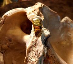 Oroq_Bague dorée faite main posée sur roche naturelle, design brut et sculptural / Handgemaakte ring in goud op natuursteen, ruwe sculpturale uitstraling / Handmade gold ring on natural stone, with a raw sculptural feel