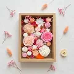 Cadre de bougies fleuries artisanales parfumées aux huiles essentielles et fleurs séchées, décoration bien-être et cadeau femme original fait main / Kader met handgemaakte bloemengeurkaarsen, etherische oliën en droogbloemen, wellness decoratie en origineel cadeau voor haar / Frame with handmade floral scented candles, essential oils and dried flowers, wellness home decor and unique handmade gift for her