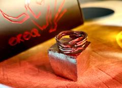 Oroq_Bague artisanale unique en argent texturé et pierre rouge intense / Handgemaakte unieke zilveren ring met rode steen / Unique handcrafted silver ring with intense red stone