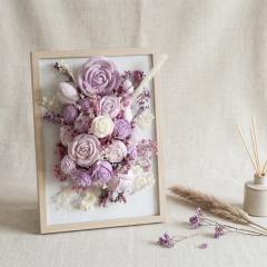 Cadre de bougies lilas fleuries parfumées aux huiles essentielles et fleurs séchées, décoration romantique artisanale et cadeau bien-être pour femme / Kader met lila bloemengeurkaarsen, etherische oliën en droogbloemen, romantische handgemaakte decoratie en wellness cadeau voor haar / Lilac floral scented candle frame with essential oils and dried flowers, romantic handmade decor and wellness gift for her