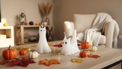 Bougies fantômes artisanales parfumées pour Halloween, décoration automnale originale et idée cadeau fait main disponible sur Wimzzi Belgique / Handgemaakte geurkaarsen in spookvorm voor Halloween, originele herfstdecoratie en uniek Belgisch cadeau verkrijgbaar bij Wimzzi / Handmade scented ghost candles for Halloween, original autumn home decoration and unique Belgian gift available on Wimzzi