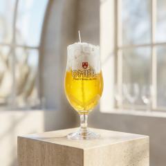 Bougie artisanale originale effet verre de bière, création trompe-l’œil dans un verre de seconde main, cadeau insolite et décoration belge sur Wimzzi / Originele handgemaakte kaars in de vorm van een glas bier, creatieve kaars in een tweedehands glas en verrassend Belgisch cadeau op Wimzzi / Original handmade beer glass effect candle, creative candle in a second-hand glass and unusual Belgian gift on Wimzzi